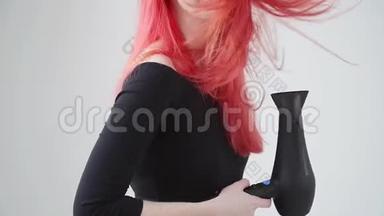 <strong>美容美发</strong>理念.. 有着红色头发的年轻女人染发